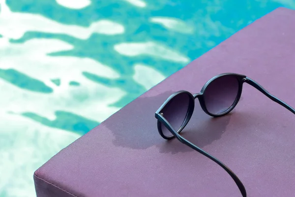 Gafas de sol junto a la piscina . —  Fotos de Stock