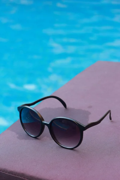 Gafas de sol junto a la piscina . —  Fotos de Stock