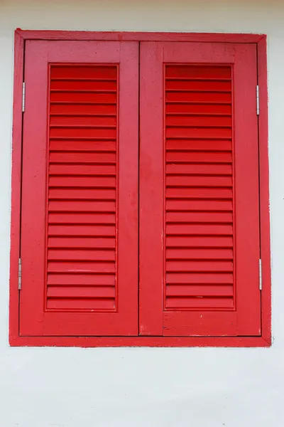 Vintage ventana roja —  Fotos de Stock