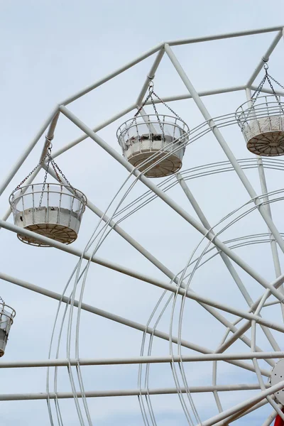 Ferris wiel tegen een blauwe lucht — Stockfoto