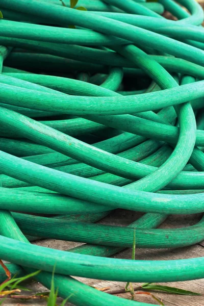 Groene slang stapel op de verdieping. — Stockfoto