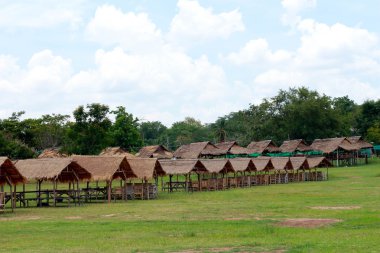nádtetős kunyhók.