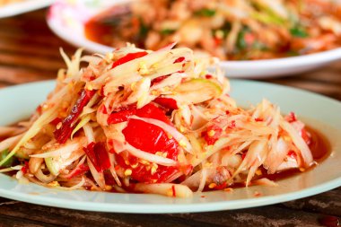 Bambu papaya salatası masasında.