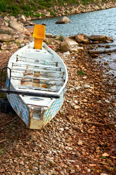Старая лодка на озере. — стоковое фото