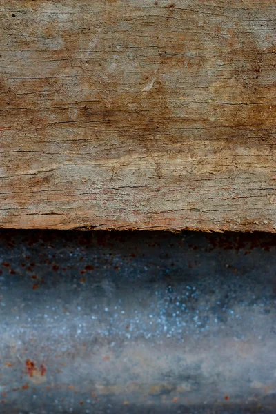 Zinco velho e fundo de madeira — Fotografia de Stock