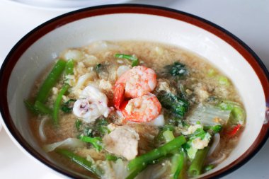 Deniz ürünleri erişte çorbası - Sukiyaki