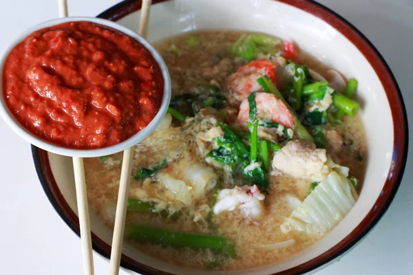 Deniz ürünleri erişte çorbası - Sukiyaki — Stok fotoğraf