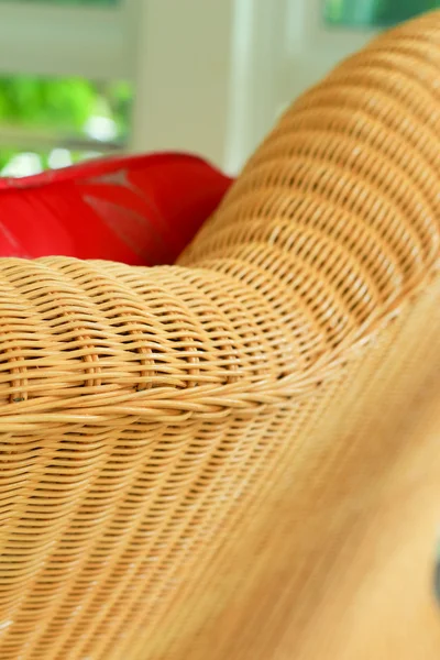 Wiklinowy fotel siedzenia czerwony. — Zdjęcie stockowe