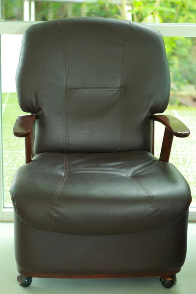 黒革の椅子. — ストック写真