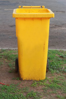 Sarı çöp tenekesi