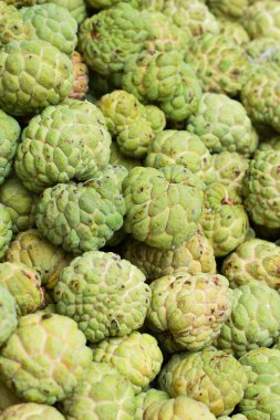 şeker elmaverduras en un mercado