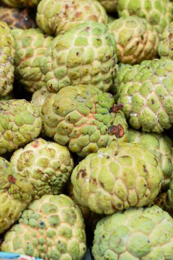 şeker elmaverduras en un mercado