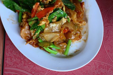 Kızarmış noodle porks ve yumurta