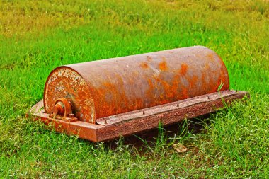 Çelik silindir parçaları araba - çim üzerinde koymak.