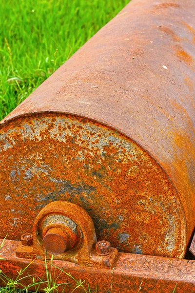 Pièces de rouleau en acier voiture - mettre sur l'herbe . — Photo