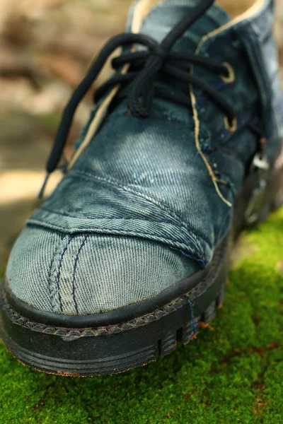 苔藓绿的旧鞋子. — 图库照片