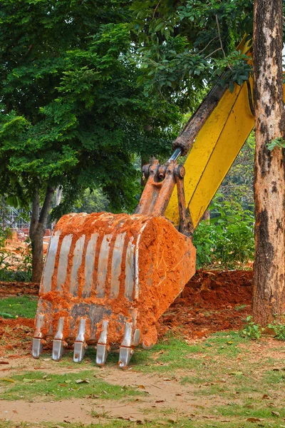 Экскаватор - копать землю — стоковое фото