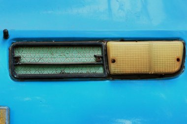 El Otomobil kapıyı aç.