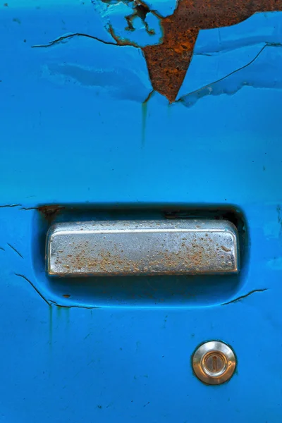 Porta aperta dell'automobile della mano . — Foto Stock