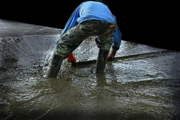 Gieten van concrete mix voor werknemers in de bouw weg. — Stockfoto