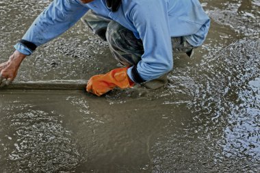 yol inşaat işçileri için dökülen Beton karışımı.