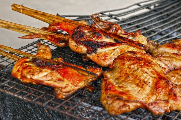 Asar pollo y cerdo asado a la parrilla en la estufa — Foto de Stock