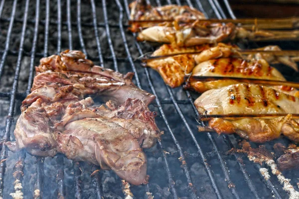 Asar pollo y cerdo asado a la parrilla en la estufa — Foto de Stock