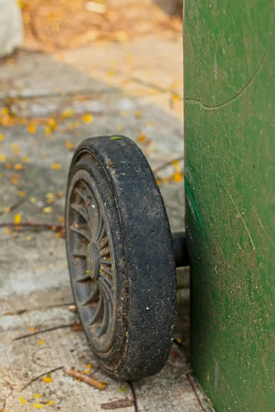 床に車輪の緑のゴミ箱. — ストック写真