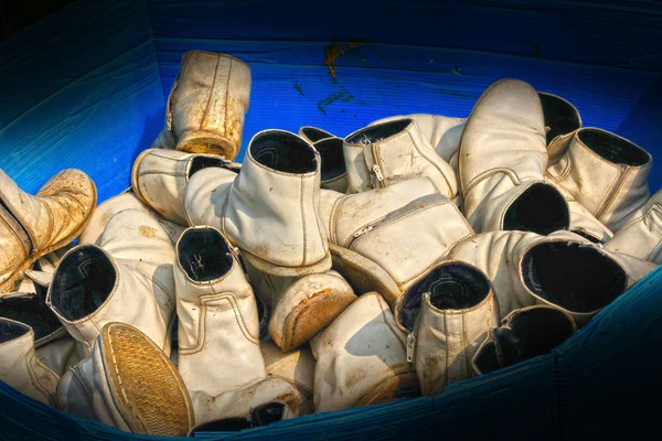 Oude schoenen verlof samen. — Stockfoto