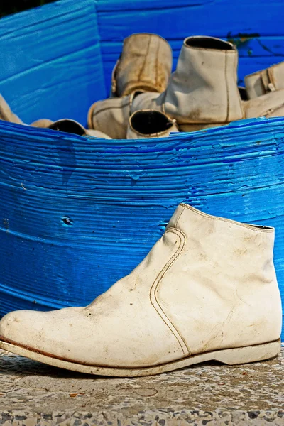 Old shoes leave together. — Stock Photo, Image