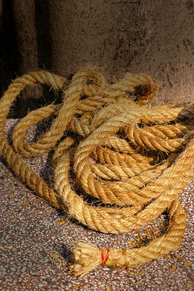Het oude touw elkaar geplaatst. — Stockfoto