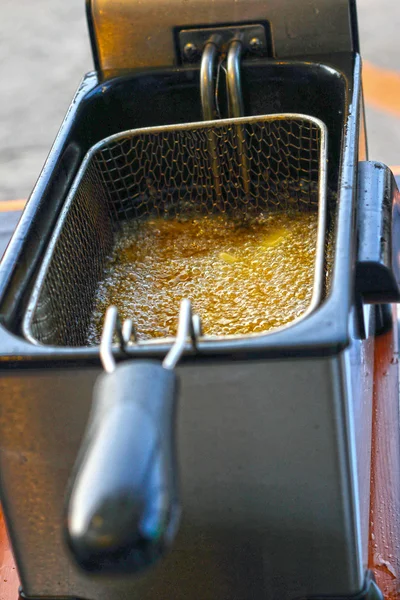 Frietjes gebakken in een pan. — Stockfoto