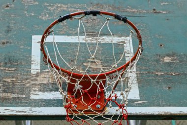 gökyüzü üzerinde basketbol hoop karşı