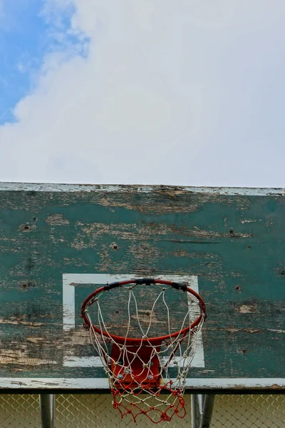 Koszykówka obręcz przeciwko na niebie — Zdjęcie stockowe