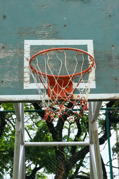 Basket hoop mot på himlen — Stockfoto