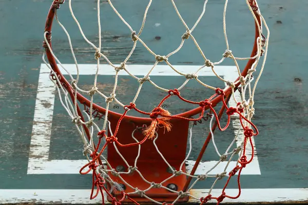 gökyüzü üzerinde basketbol hoop karşı