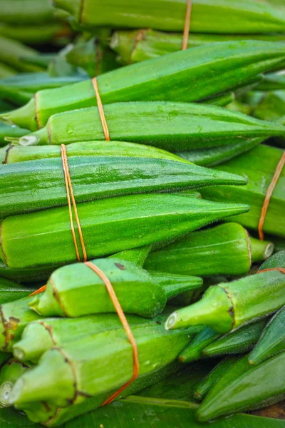 Vainas de okra frescas en el mercado . — Foto de Stock