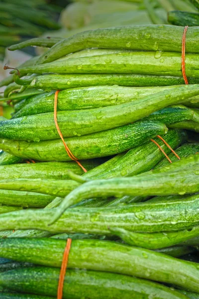 Vainas de okra frescas en el mercado . — Foto de Stock