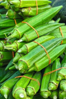 piyasada bakla taze bamya.