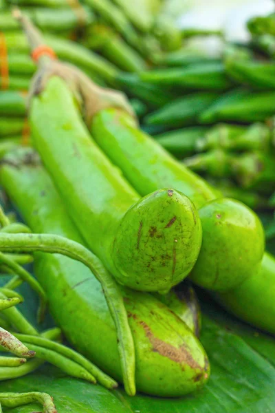 Färska grönsaker - aubergine, gröna marknaden. — Stockfoto
