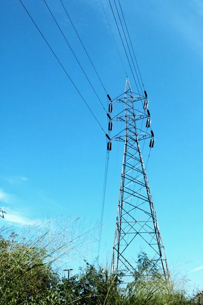 Poste de electricidad - Poste de alta tensión . —  Fotos de Stock