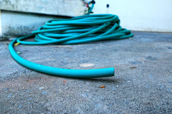 Slang gröna högen på golvet. — Stockfoto