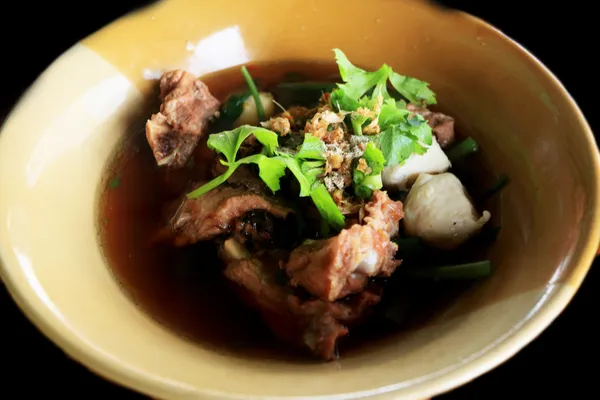 Fideos de cerdo en sopa estilo asiático — Foto de Stock