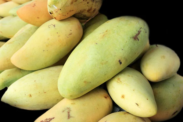 Mangofrukter på marknaden. — Stockfoto