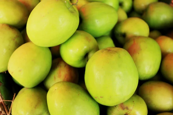 Gröna äpplen på marknaden — Stockfoto