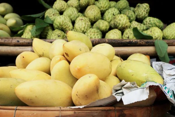Mangovruchten op de markt. — Stockfoto