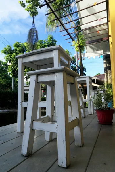 कॉफी दुकानात व्हिंटेज लाकडी खुर्ची . — स्टॉक फोटो, इमेज