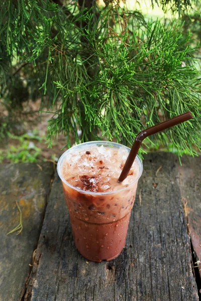 Cacao in ijs op hout achtergrond — Stockfoto