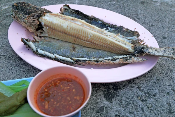 Grill orm huvud fisk med salt belagda — Stockfoto