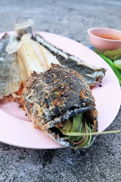 Grill peixe cabeça de cobra com sal revestido — Fotografia de Stock